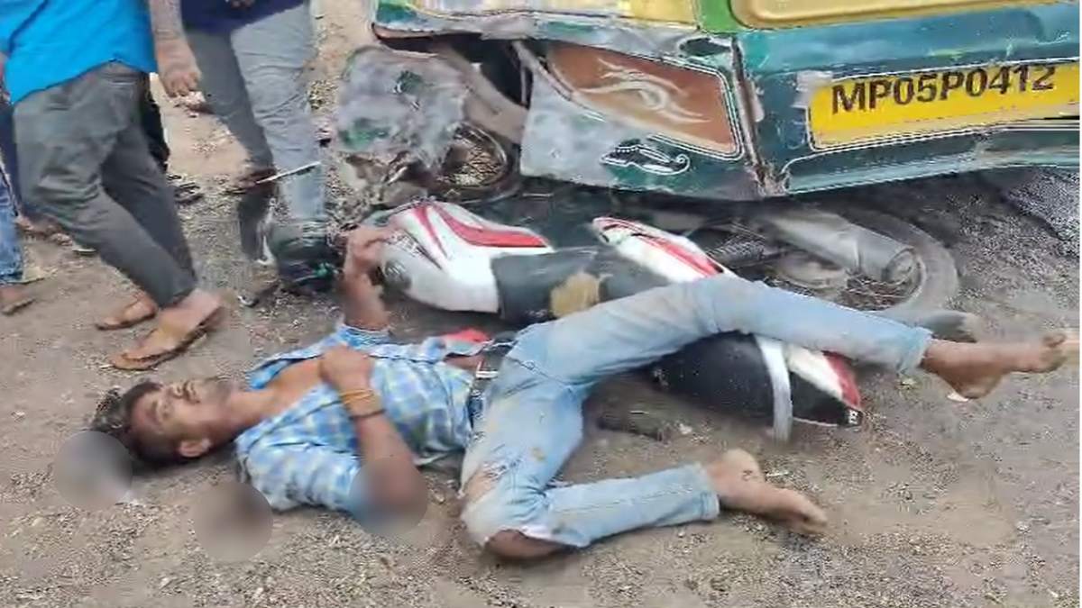 भीषण सड़क हादसे में दो मौतः बस ने बाइक सवार को मारी टक्कर, मौके पर ही तोड़ा दम, एक घायल