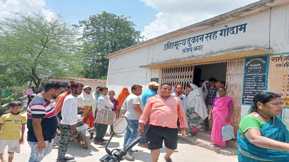 सरकारी राशन दुकान में मनमानी : पॉश मशीन में थंब लगवाकर महीनों से नहीं दे रहे राशन, संचालक को हटाने वार्डवासियों ने किया प्रदर्शन