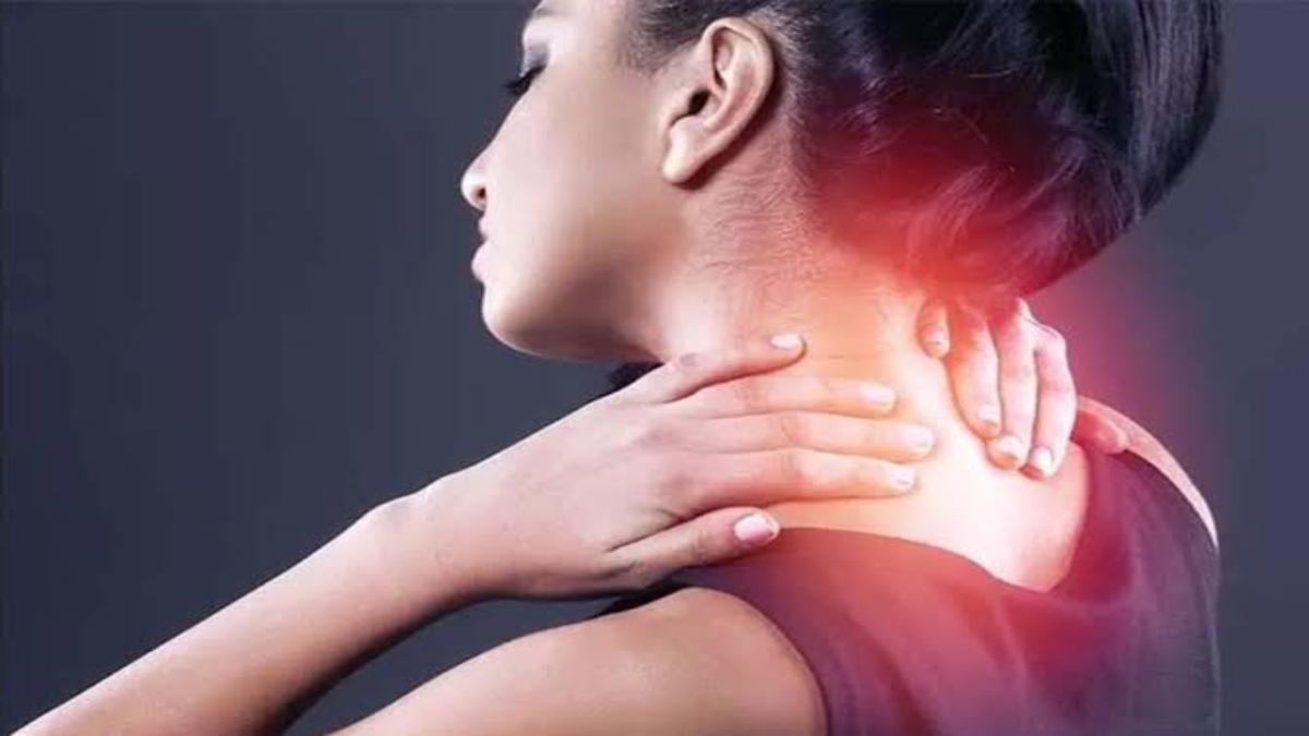 Shoulder Pain Relief: बेहद आम समस्या हैं गर्दन में हुई अकड़न, राहत पाने के लिए अपनाएं ये उपाय…