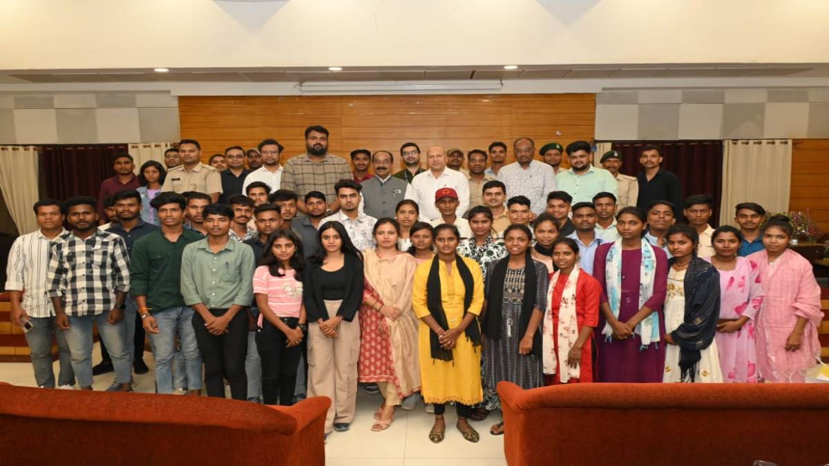वनांचल के 43 युवाओं ने सीखा रोजगार मूलक काम, डिप्टी सीएम साव ने किया प्रशिक्षार्थियों का सम्मान, बढ़ाया उत्साह