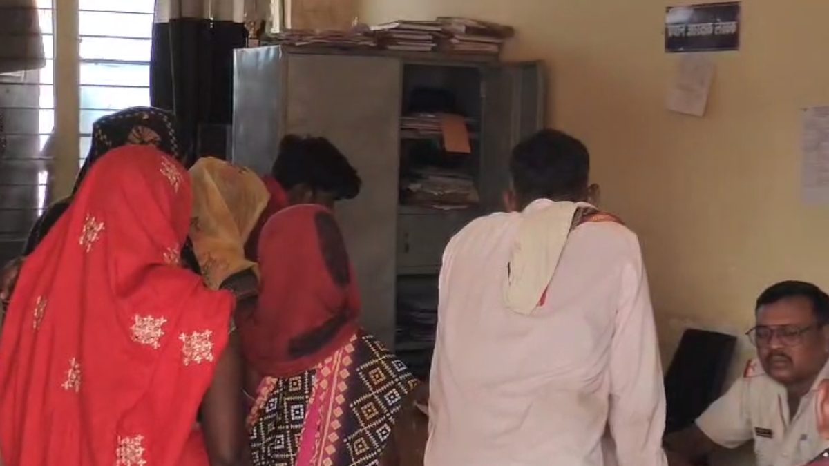 पटवारी पर महिलाओं से मारपीट का आरोप: SDM ऑफिस पहुंचकर की कार्रवाई की मांग, इधर आरोपी ने दी ये सफाई