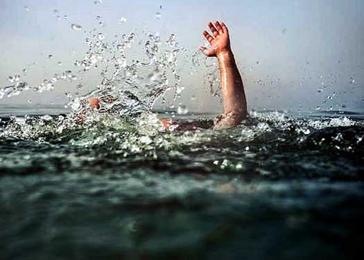 गोमती नदी में कूदा कपल: मछुआरों ने बचाई जान, फिर लगाया दनादन थप्पड़, देखें VIDEO