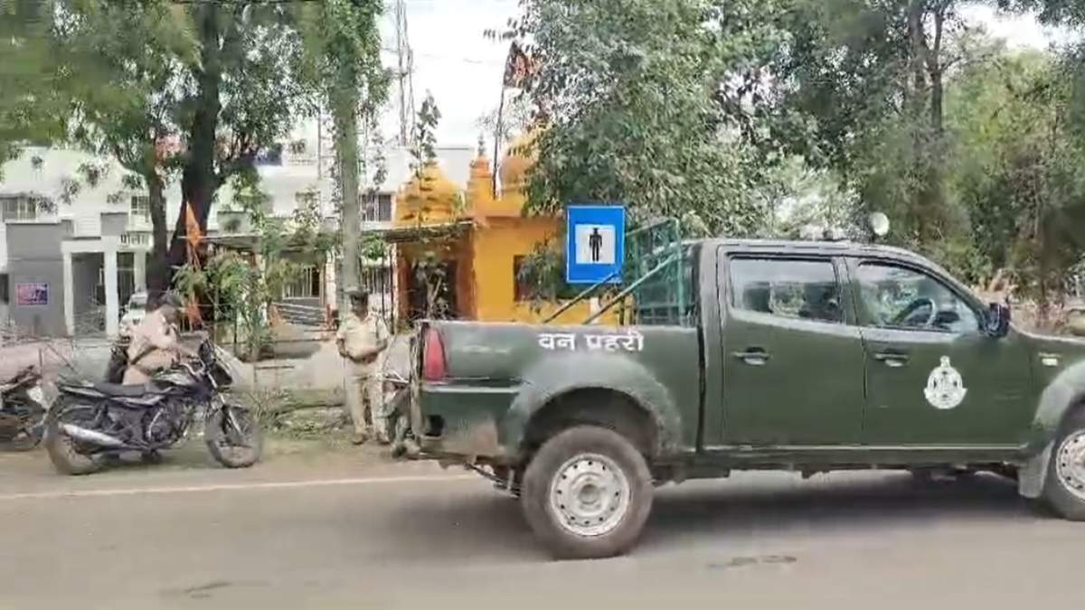 वन भूमि पर कब्जा हटाने गए डीएफओ से अभद्रताः ट्रैक्टर छुड़ाकर भाग गया माफिया, मामला पहुंचा थाने