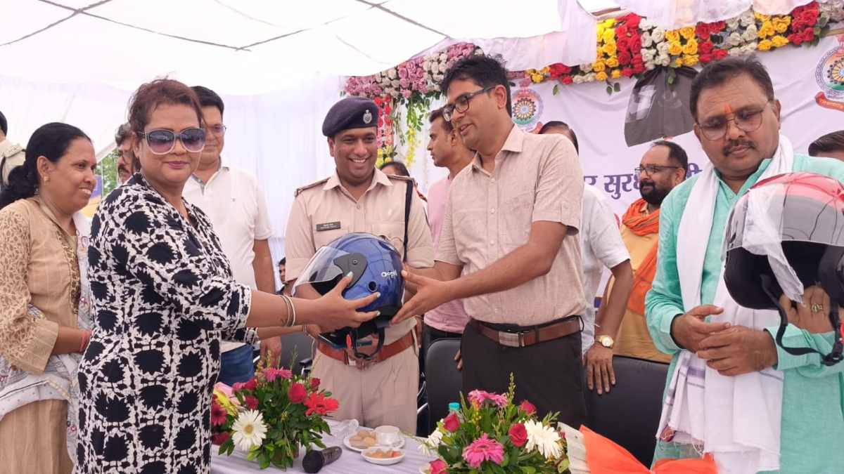 वित्त मंत्री ओ.पी. चौधरी ने यातायात नियमों के पालन के लिए लोगों से की अपील, कहा- हेलमेट के उपयोग को सामाजिक जिम्मेदारी के रूप में दें बढ़ावा…