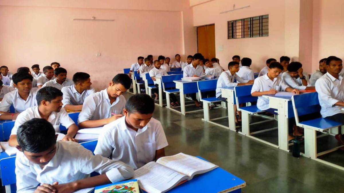 आदिवासी नौनिहालों के आईआईटी में पढ़ने का सपना पूरा कर रहा प्रयास विद्यालय, 32 छात्रों ने की जेईई एडवांस्ड क्वालीफाई