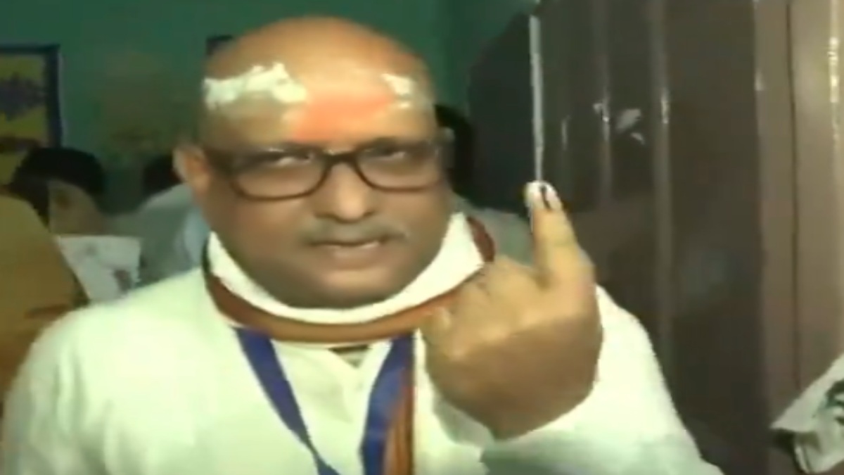 लोकसभा चुनाव : वाराणसी से कांग्रेस प्रत्याशी अजय राय ने डाला वोट, PM माेदी के खिलाफ लड़ रहे इलेक्शन