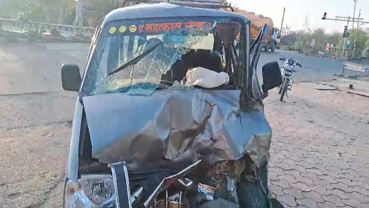 ओंकारेश्वर से उज्जैन आ रहे दिल्ली के श्रद्धालु हादसे के शिकारः टैंकर में जा घुसी कार, 11 घायलों में 4 बच्चे भी शामिल