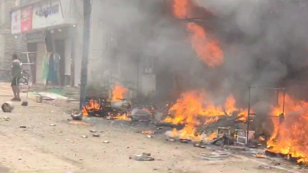 गैस सिलेंडर में विस्फोट से लगी भयंकर आगः एक के बाद एक 6 सिलेंडर हुए ब्लास्ट, कोई जनहानि नहीं