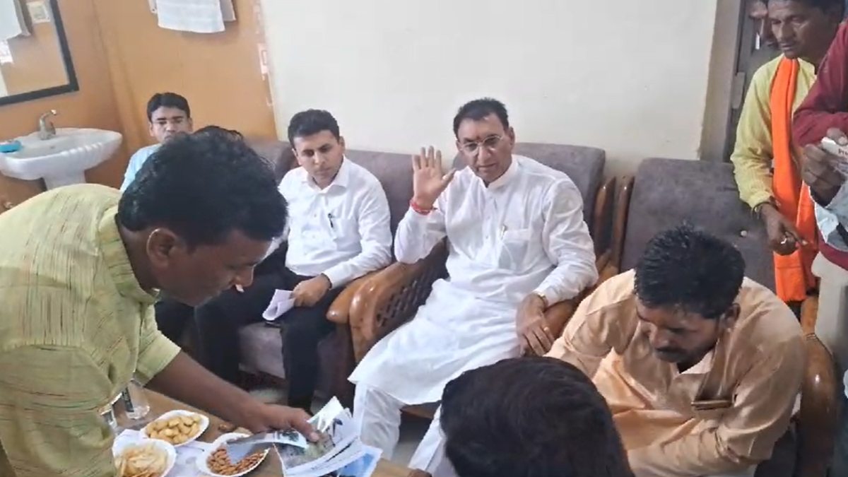 मंत्री के सख्त तेवरः कलेक्टर से बोले- जनपद CEO को सस्पेंड करो, नहीं तो मैं धरने पर बैठूंगा, जानिए क्या है मामला