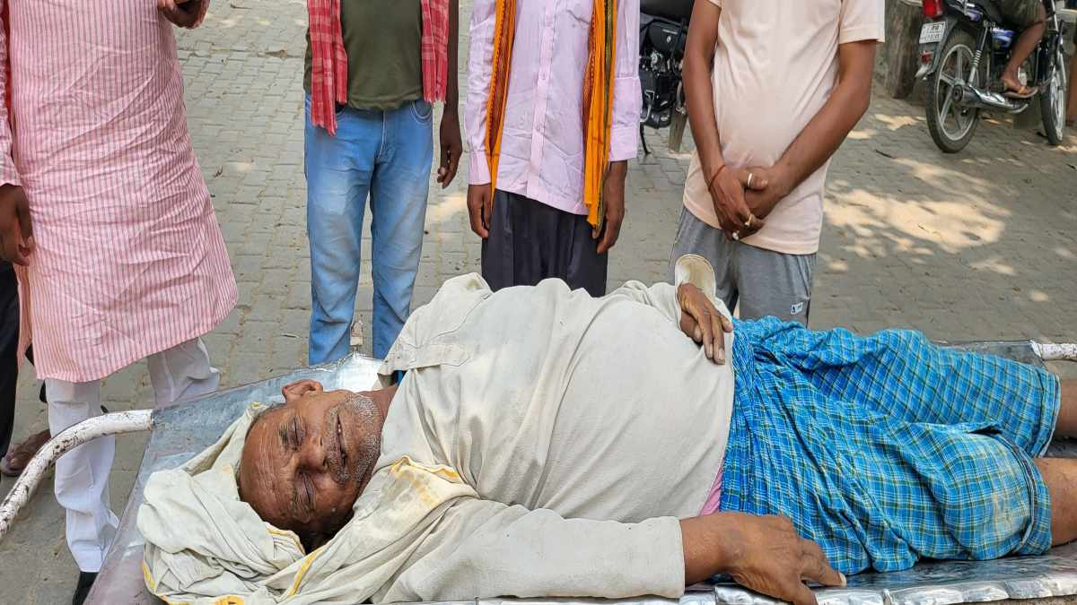 भीषण गर्मी : मतदान केंद्र में वोट डालने लाइन पर खड़े बुजुर्ग की हुई मौत