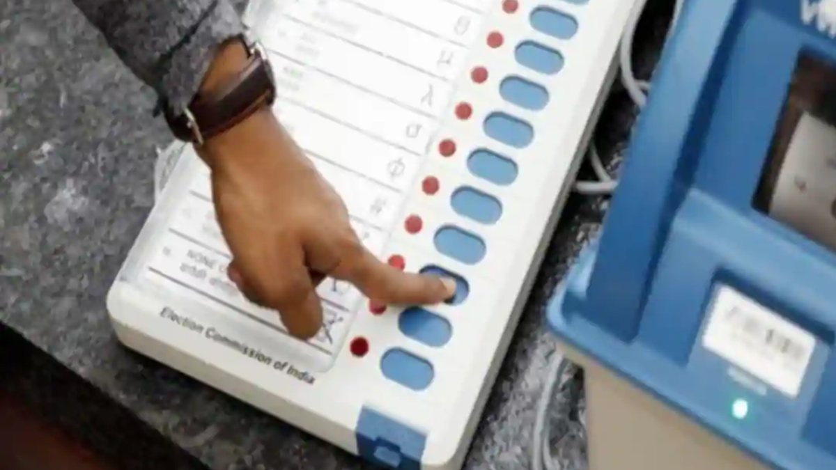 ‘EVM में कांग्रेस के बटन पर लगाया टेप’, PM मोदी के संसदीय क्षेत्र में चुनाव अधिकारियों पर धांधली का आरोप, देखें Video