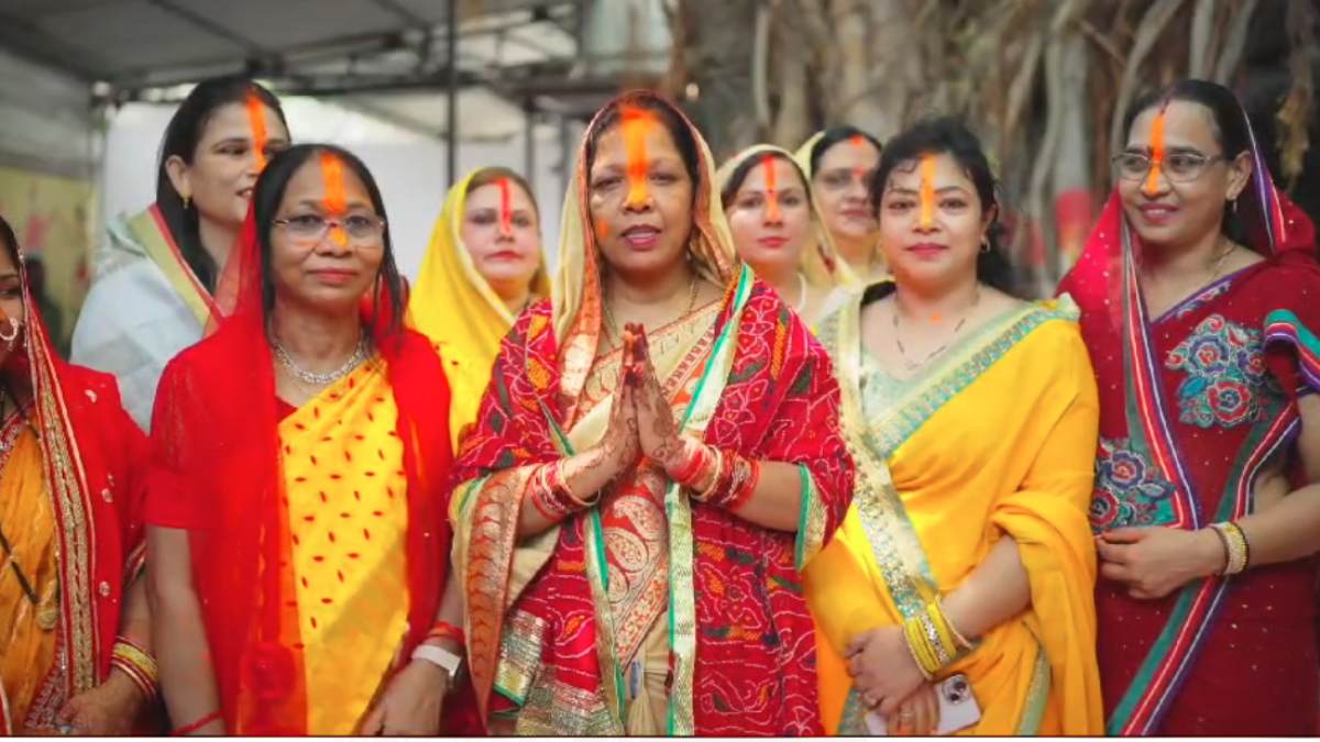 मुख्यमंत्री निवास में कौशल्या साय ने सुहागन महिलाओं के साथ की वट सावित्री की पूजा, कहा- पौधा गमले में नहीं मिट्टी में रोपें