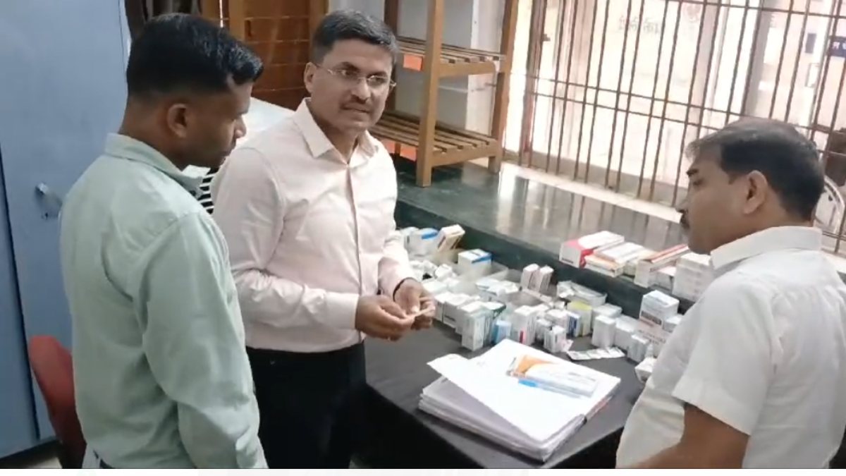 गांव के अस्पताल पहुंचे कलेक्टर, मिली एक्सपायरी दवा, फार्मासिस्ट और सेक्टर सुपरवाइजर को किया सस्पेंड