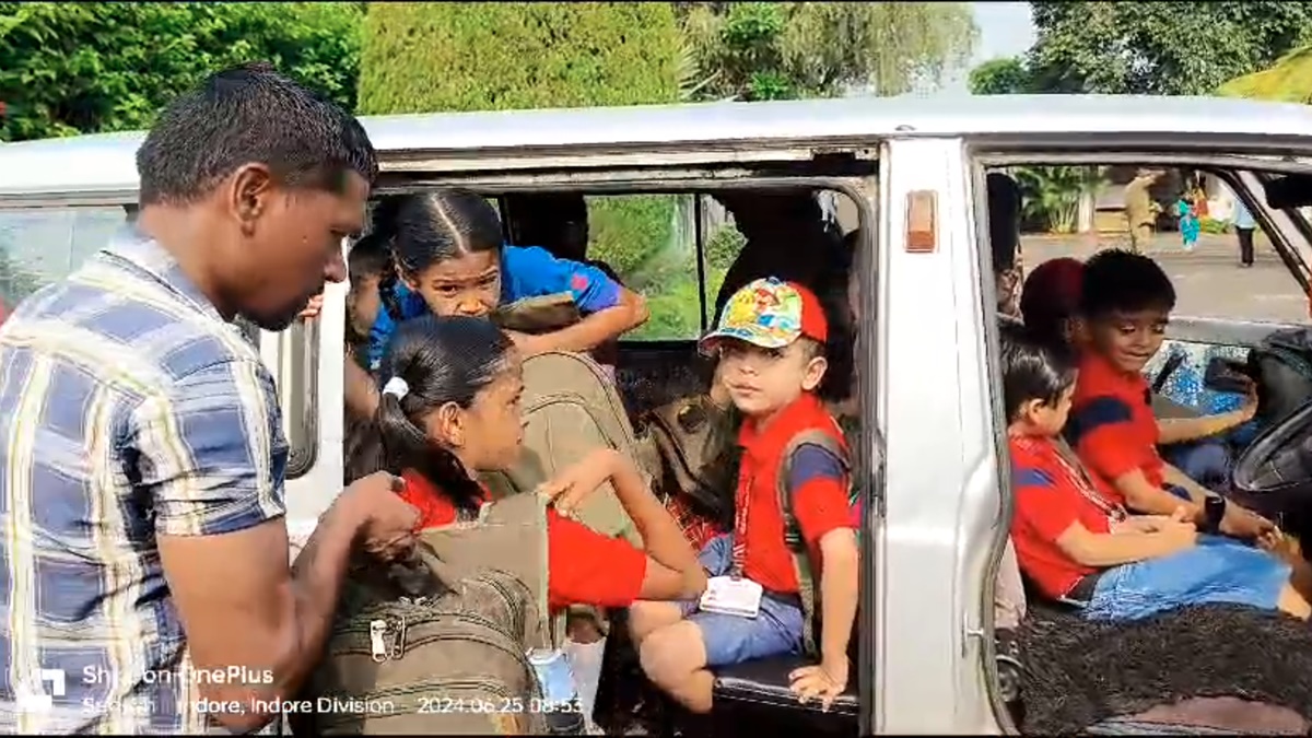 बच्चों की जान से खिलवाड़: स्कूली वैन में भेड़ -बकरी की तरह क्षमता से ज्यादा छात्रों को बैठा रहे, मानवाधिकार संगठन ने कलेक्टर से की शिकायत