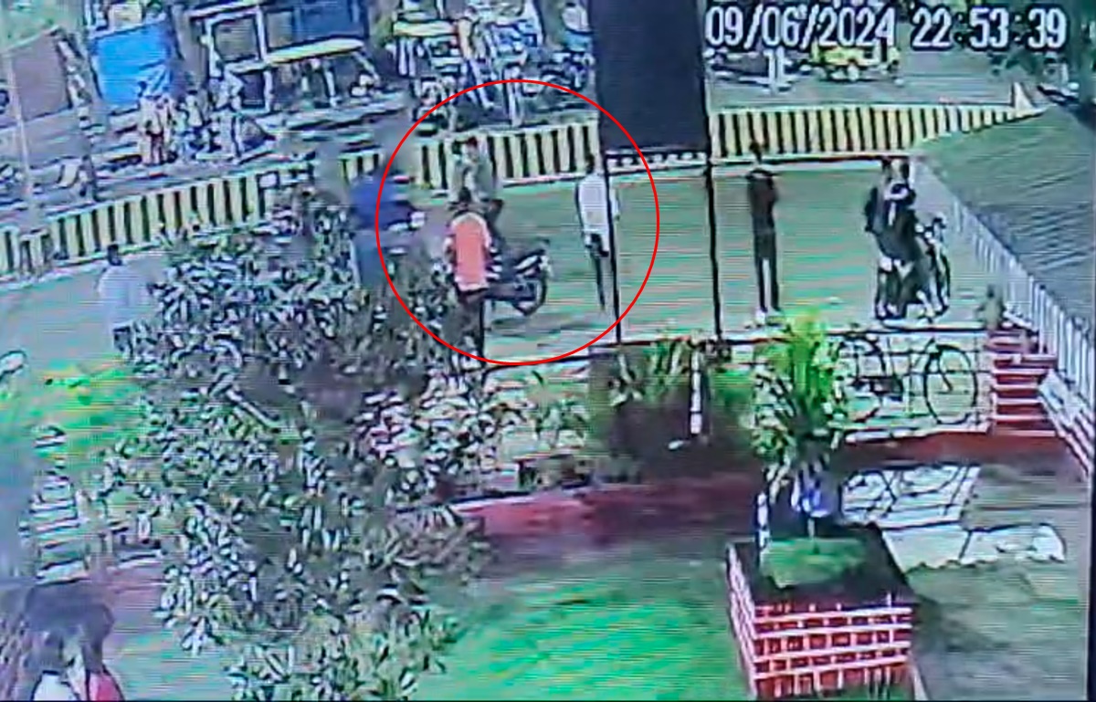 Jabalpur Live Murder: 6 बदमाशों ने एक शख्स पर चाकुओं से किया ताबड़तोड़ वार, बीच सड़क चाकूबाजी देख सहमे लोग