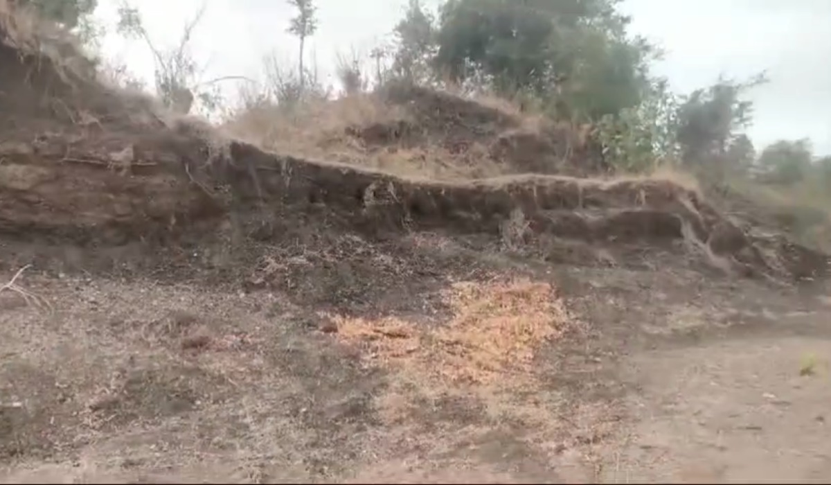 मिट्टी खुदाई के दौरान धंसा पत्थर, दबने से महिला की मौत, अन्य अस्पताल में भर्ती