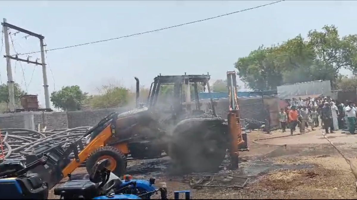 हादसा या साजिश: किसान के बाड़े में खड़ी JCB में लगी भीषण आग, मचा हड़कंप