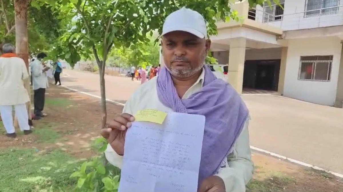 देखिए कलेक्टर साहब!, मैं जिंदा हूं, मरा बताकर रोक दी गई है किसान सम्मान निधि…