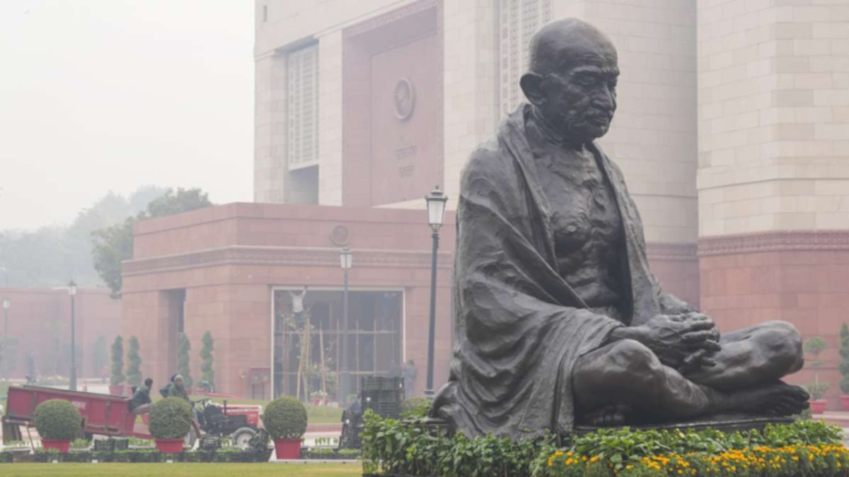 संसद परिसर से हटाई गईं महात्मा गांधी, शिवाजी और अंबेडकर की प्रतिमाएं, कांग्रेस ने जताई आपत्ति…