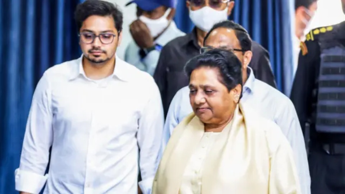 मायावती भतीजे आकाश आनंद सौंपेगी बसपा की कमान? भयानक हार से दबाव मायावती, पार्टी में आंतरिक नाराजगी