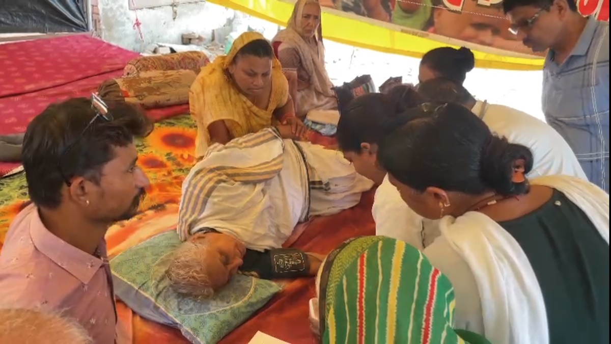 नर्मदा बचाओ आंदोलन सत्याग्रह: अनिश्चितकालीन हड़ताल पर बैठी मेधा पाटकर का बिगड़ा स्वास्थ्य, शुगर लेवल कम होने पर हो रही उल्टियां