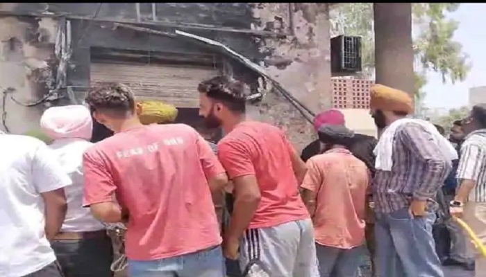 संगरूर : एटीएम जलकर खाक, आसपास की दुकान तक फैली आग