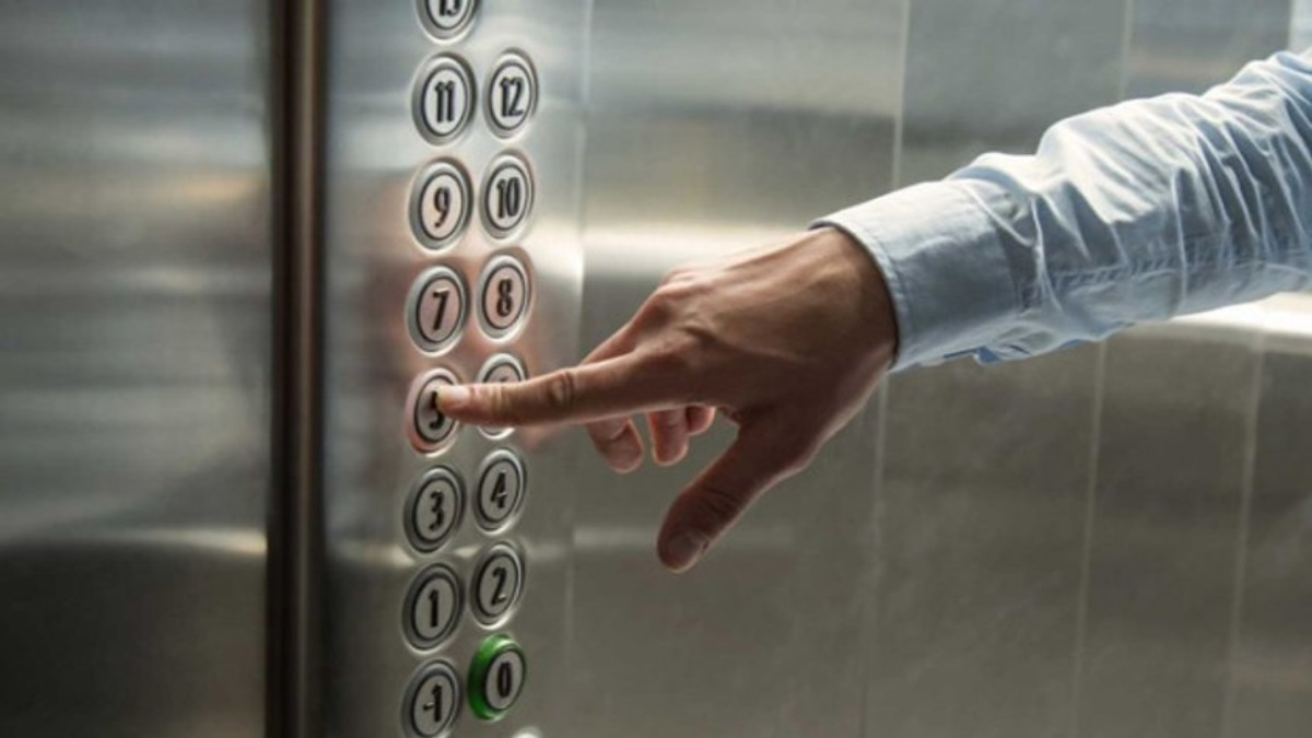 Greater Noida में लिफ्ट अटकने का मामला: एक घंटे तक फंसी रही मां-बेटी, अब लोगों ने शुरु कर दी इस कानून की मांग