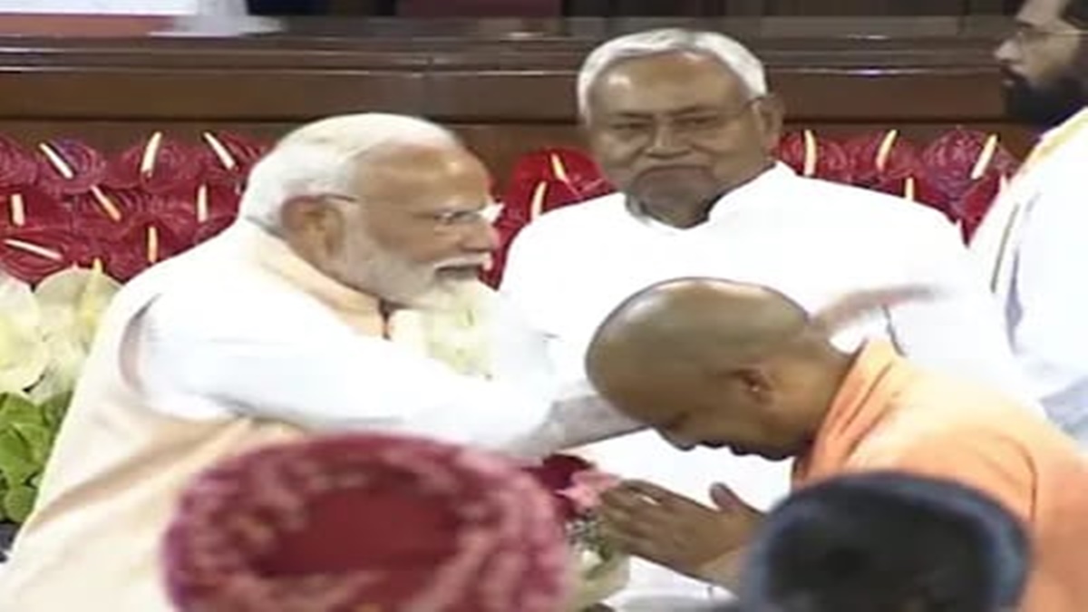 लोकसभा चुनाव का परिणाम आने के बाद पहली बार मिले मोदी-योगी, सीएम ने झुक कर किया प्रणाम तो पीएम ने ठोकी पीठ