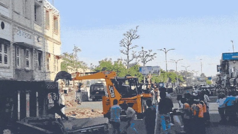 Rajasthan News: नोटिस के बाद नहीं हटाया अतिक्रमण तो कांग्रेस नेता के होटल पर चला बुलडोजर
