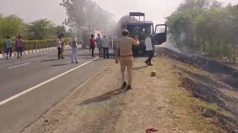 Rajasthan News: सड़क पर चलते एलपीजी गैस से भरे टैंकर ने पकड़ी आग