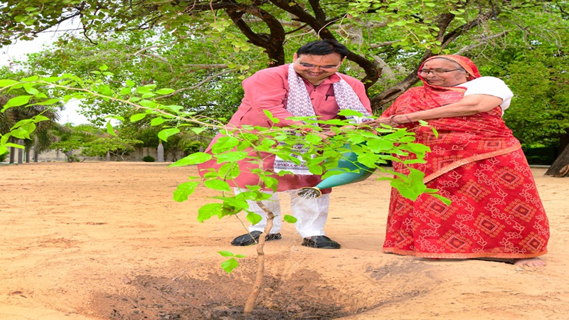 Rajasthan News: ‘एक पेड़ मां के नाम’; मुख्यमंत्री भजनलाल शर्मा ने अपनी मां के साथ किया वृक्षारोपण
