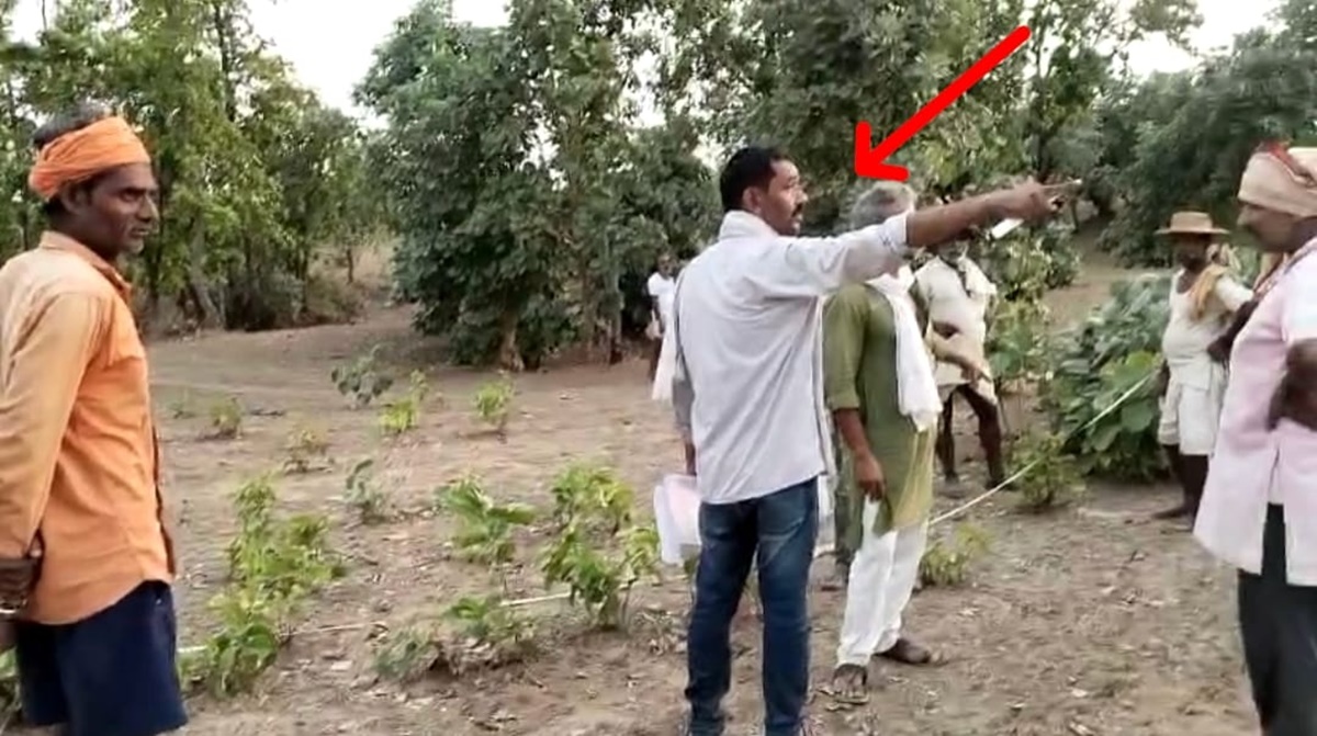 पटवारी पत्नी की जगह पति कर रहा जमीन नापने का काम, मामले का निपटारा कराने गई महिला ने सौंपी जिम्मेदारी, खुद कुर्सी पर बैठी रही, Video Viral