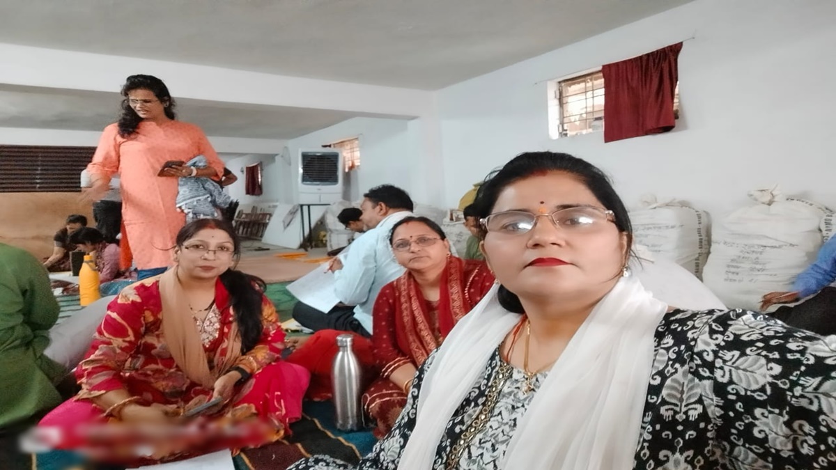 घर बैठे आंसर शीट जांच रहे थे शिक्षक, डिप्टी कलेक्टर ने लगाई फटकार, DPC को दिए कार्रवाई के निर्देश