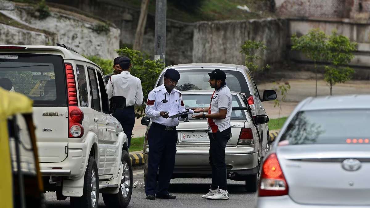 Indian Law: ट्रैफिक पुलिस निकाले वाहन की चाबी… या निकाल दे हवा! तो जान लें क्या है आपके अधिकार