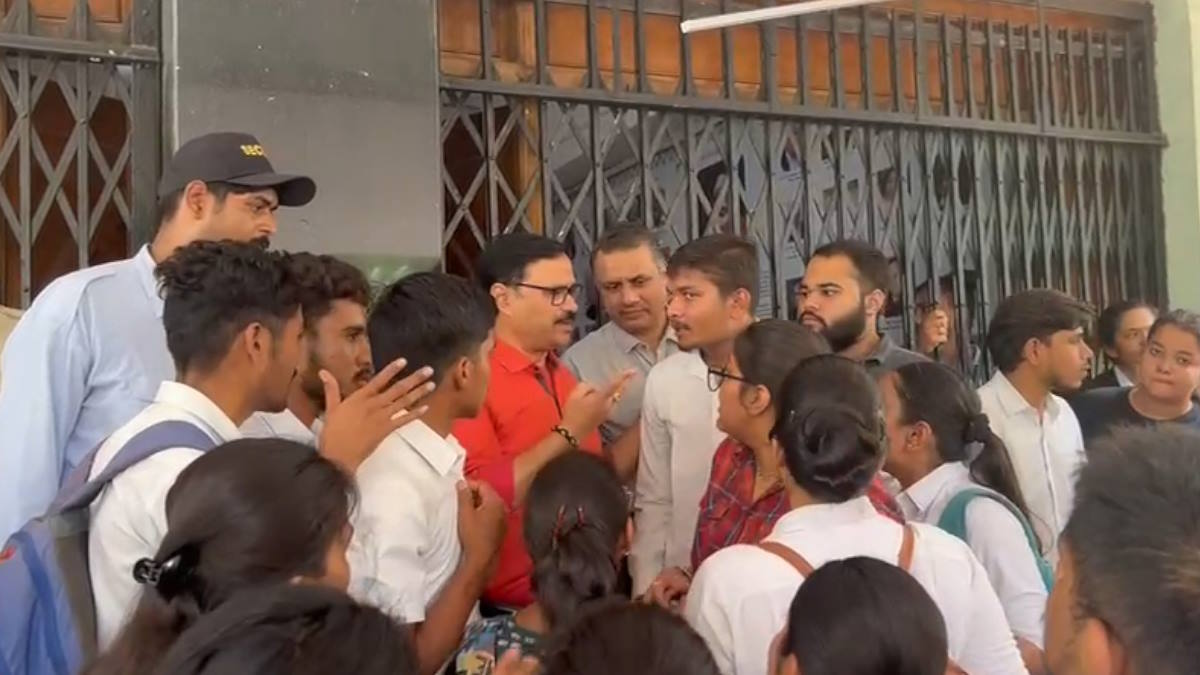 रविशंकर विश्वविद्यालय ने फिर की गड़बड़ी, BA LLB की परीक्षा में बांट दिया गलत पेपर, छात्र मचा रहे हंगामा…