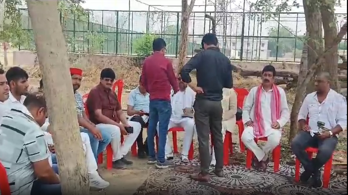 UP Lok Sabha Election 2024: विपक्ष को सता रहा है गड़बड़ी का डर, गोरखपुर में स्ट्रांग रूम के बाहर सपाईयों का पहरा