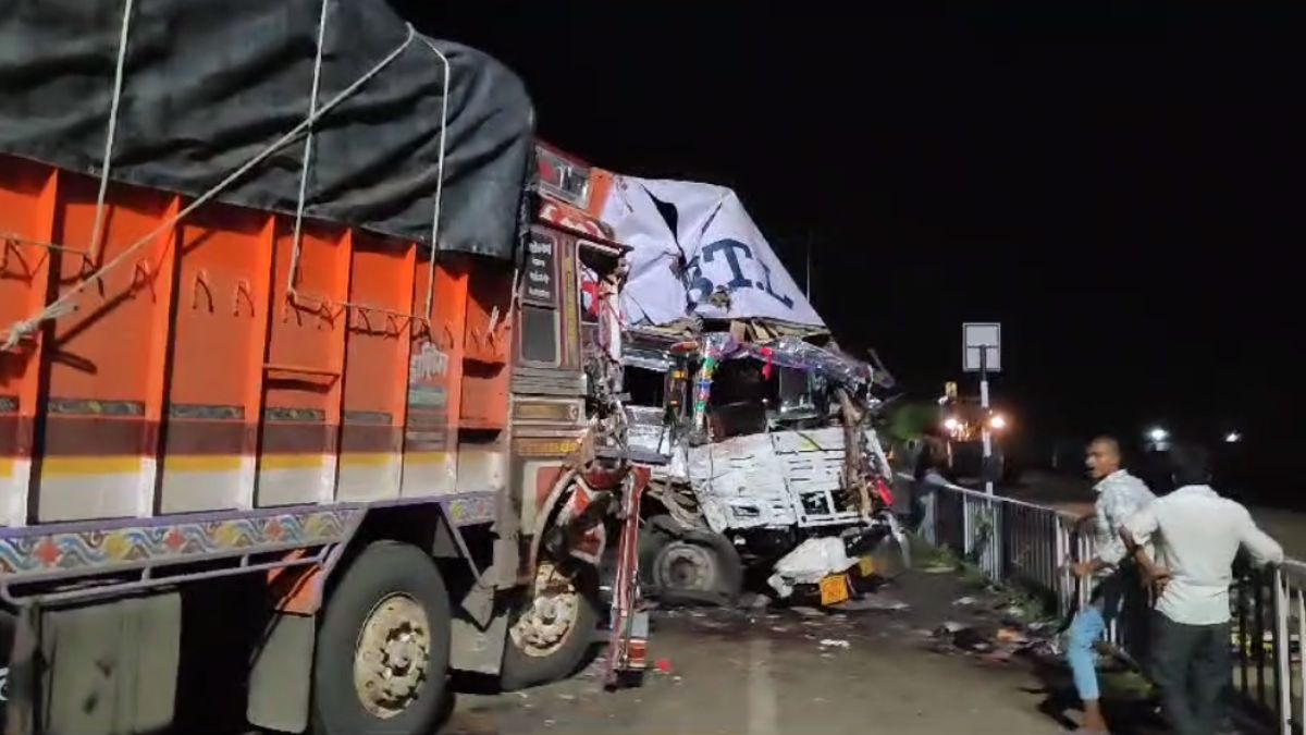 कंटेनर और ट्रक में जोरदार भिड़ंत: वाहन में बुरी तरह फंसे चालक, कड़ी मशक्कत के बाद निकाला बाहर, एक की मौत, दूसरा गंभीर