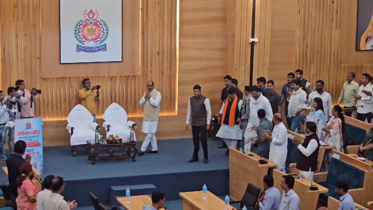 ‘सदन की बात लोकसभा अध्यक्ष के साथ’: इंदौर नगर निगम पहुंचे ओम बिरला, बीजेपी और कांग्रेस पार्षदों ने गर्मजोशी से किया स्वागत