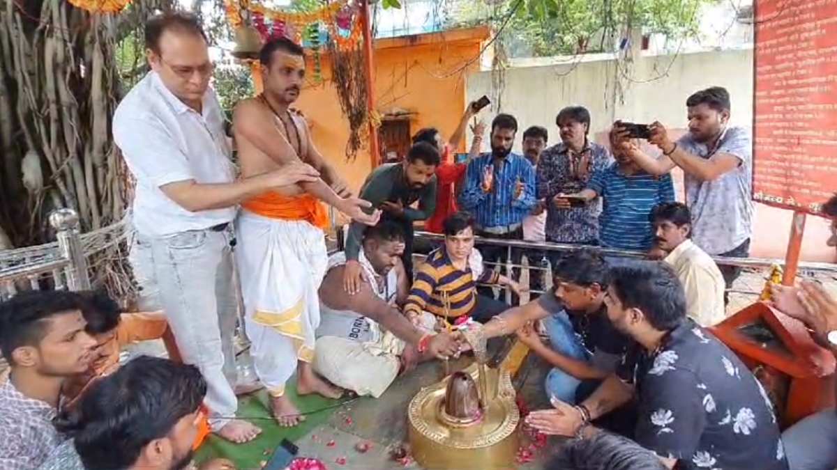 खून से शिवलिंग का अभिषेक: मंदिर में 21 पंडितों ने कराया रक्ताभिषेक, जांघ की चमड़ी से अपनी मां के लिए चरण पादुका बनवा चुका है ये शख्स