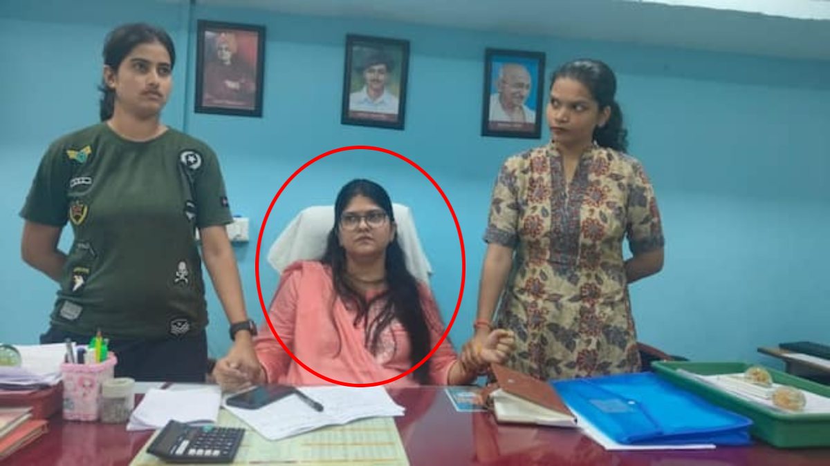 महिला अधिकारी 60 हजार की रिश्वत लेते गिरफ्तार: घूस की रकम दराज में रखते ही पहुंची लोकायुक्त, इस काम के बदले मांगे थे पैसे