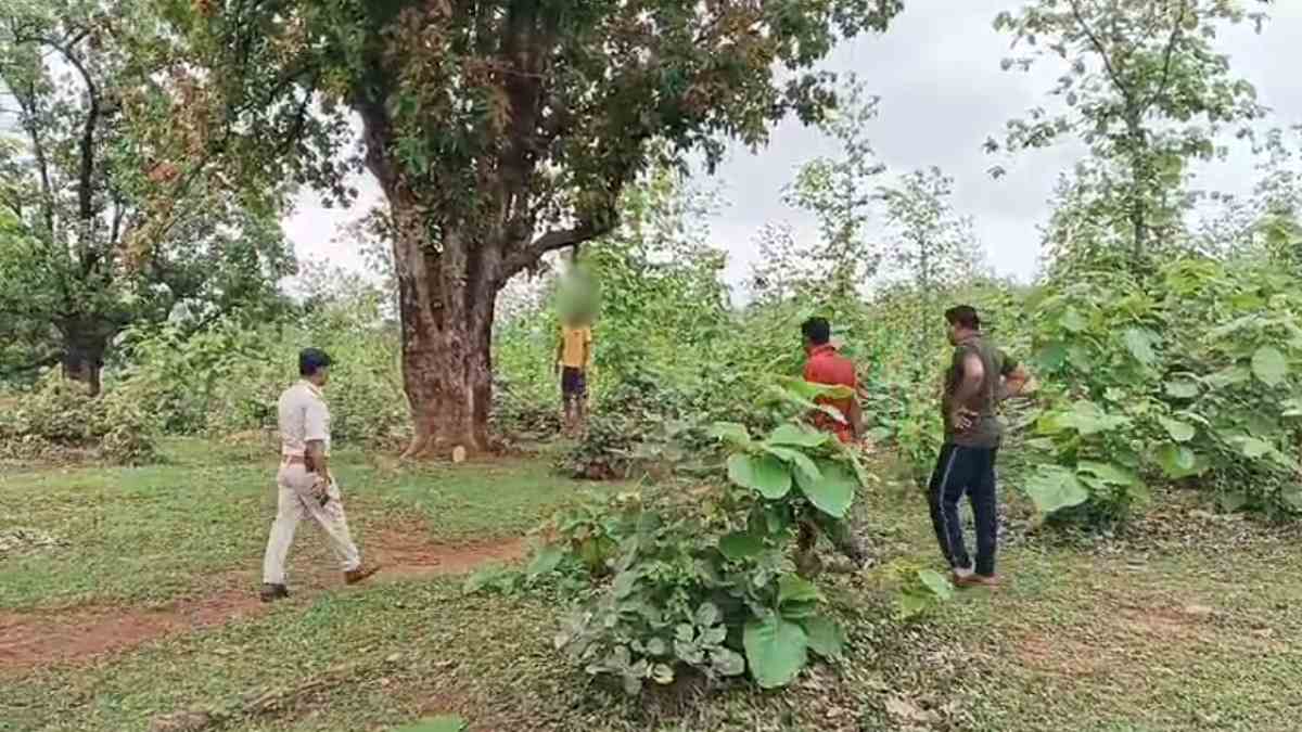 महुए के पेड़ पर लटका मिला व्यक्ति का शव: 2 मासूम बेटियों के साथ मायके गई थी पत्नी, जांच में जुटी पुलिस