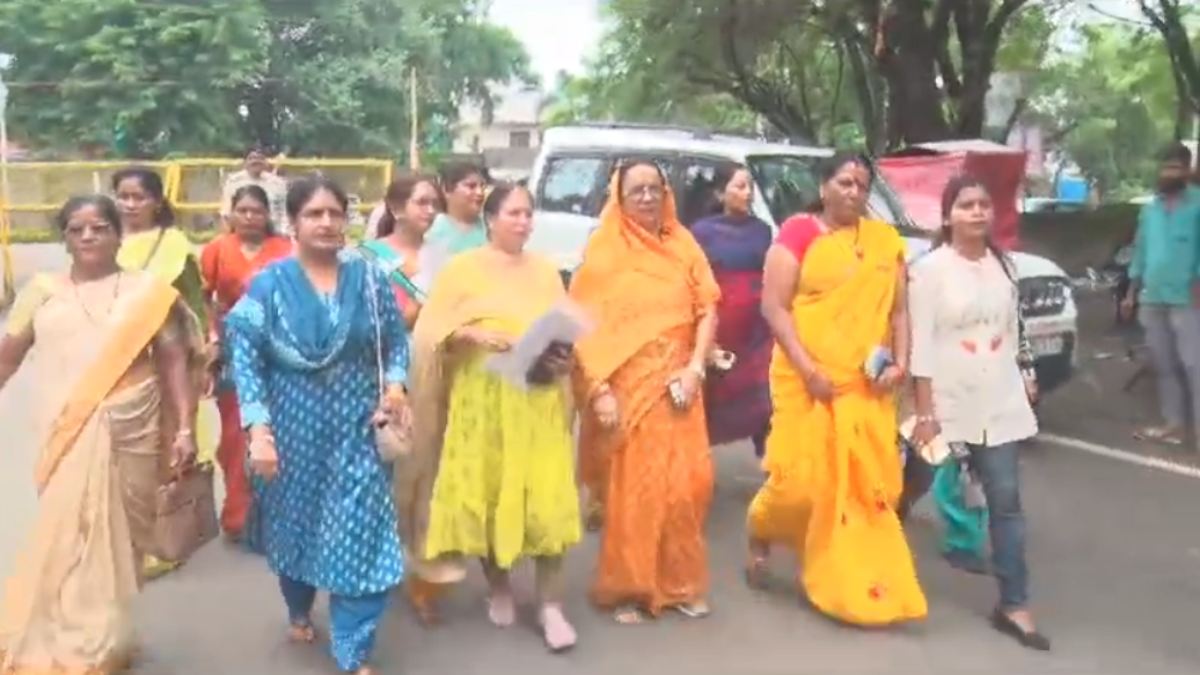 BJP कार्यालय पहुंचीं महिला कांग्रेस की कार्यकर्ता: बजट में महिलाओं को कुछ नहीं मिलने का लगाया आरोप, याददाश्त के लिए दिया ज्ञानवर्धक चूर्ण