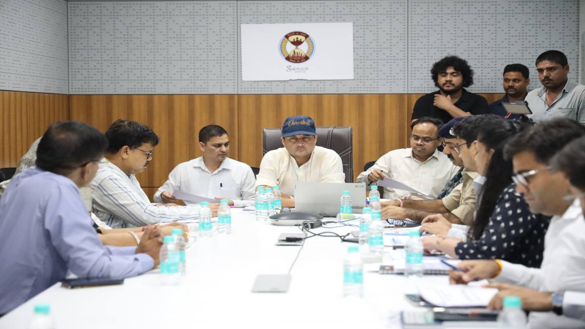 केंद्रीय मंत्री सिंधिया ने की विकास कार्यों की समीक्षा: ग्वालियर के 16 से अधिक प्रोजेक्ट पर की चर्चा, अधिकारियों को दिए ये निर्देश