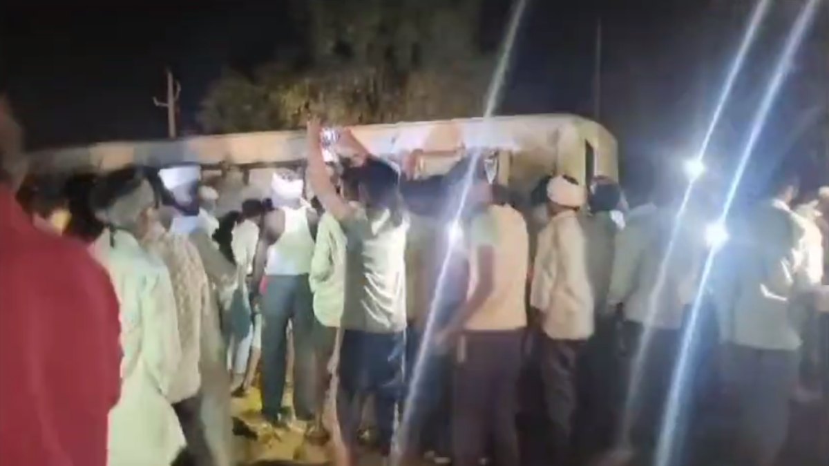 बड़ी खबर: यात्रियों से भरी बस पलटी, एक संत की मौत, 8 से अधिक लोग घायल