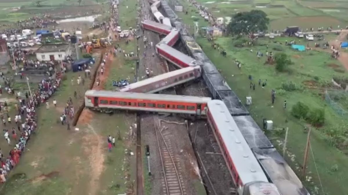 झारखंड में बड़ा रेल हादसाः चक्रधरपुर में हावड़ा-मुंबई मेल के 20 डिब्बे पटरी से उतरे, बोगियां दूसरे ट्रैक पर खड़ी मालगाड़ी से टकराए, 2 की मौत, कई लोग घायल- Jharkhand Train Derailment
