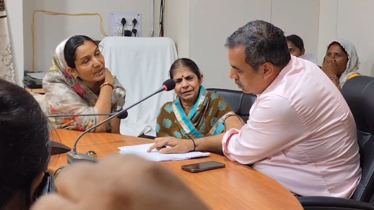 पति की मौत के बाद देवरों ने भाभी के साथ किया ये काम, आप बीती सुनाते-सुनाते रो पड़ी महिला, जानिए पूरा मामला
