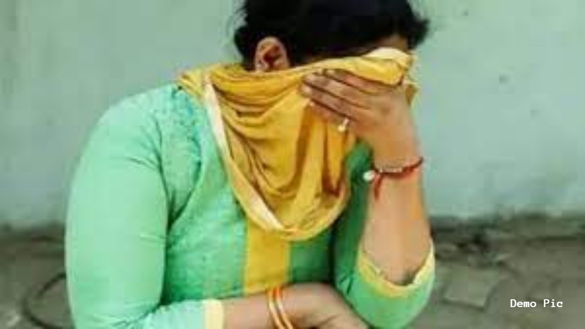पति ने पत्नी को तलाक देकर घर से निकाला बाहर, देवरों की बिगड़ी नीयत, मौका पाकर करने लगे जबरदस्ती