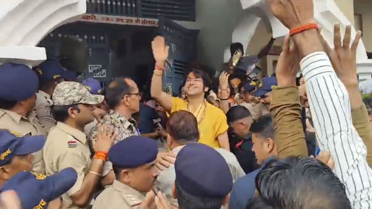सिमरिया पहुंचे पं. धीरेंद्र शास्त्री: एक झलक पाने भक्तजनों का उमड़ा जनसैलाब, राजनेताओं को दी नसीहत, कहा- वोट बैंक की राजनीति न करें