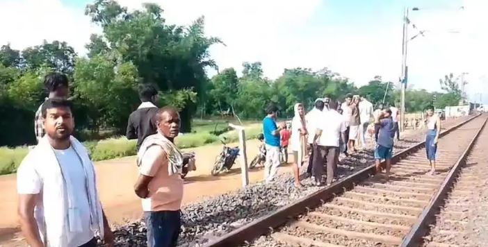 बहनागा के पास पुरी-हावड़ा एक्सप्रेस की चपेट में आने से 2 लोगों की मौत