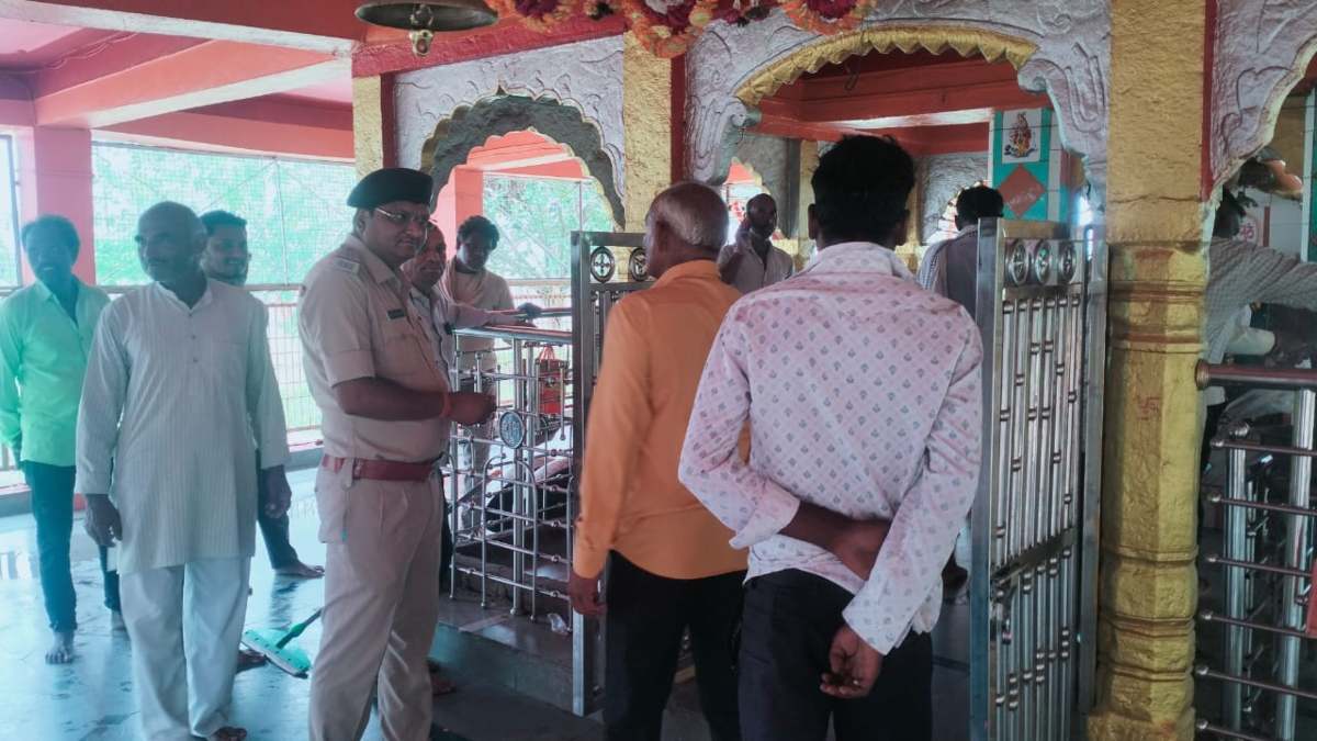 MP के प्रसिद्ध मंदिर से चोरों ने उड़ाए 50 हजार: दान पेटी का ताला तोड़कर किया हाथ साफ, CCTV फुटेज खंगाल रही पुलिस